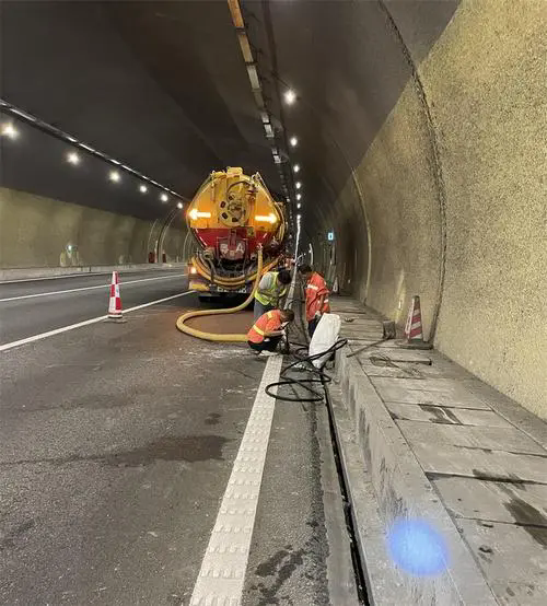 黄平隧道排水渠清淤